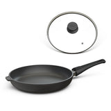 Die Bratpfanne 528 von Hoffmann mit abnehmbarem Griff und passendem Deckel ist der vielseitige Küchenhelfer für knuspriges Braten und unkompliziertes Verstauen.