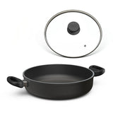 Die Schmorpfanne 828 von Hoffmann mit festen Griffen und Deckel bietet optimale Voraussetzungen für aromatische Schmorgerichte und gleichmäßige Hitzeverteilung.