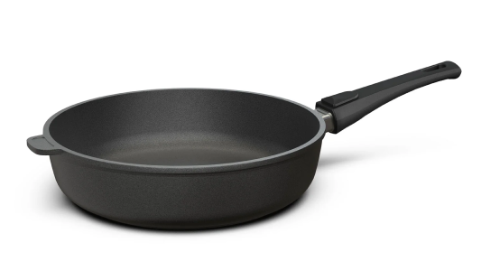Die A2 Hochrandpfanne_1 mit abnehmbarem Griff kombiniert großzügiges Fassungsvermögen mit platzsparender Aufbewahrung – ideal zum Braten, Schmoren und Servieren direkt aus der Pfanne.