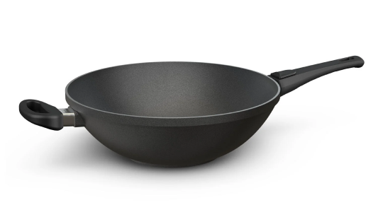 Die A6 Wokpfanne mit 32 cm Durchmesser und abnehmbarem Griff eignet sich perfekt für schonendes Garen und schnelles Anbraten – platzsparend, vielseitig und ideal für kreative Pfannengerichte.