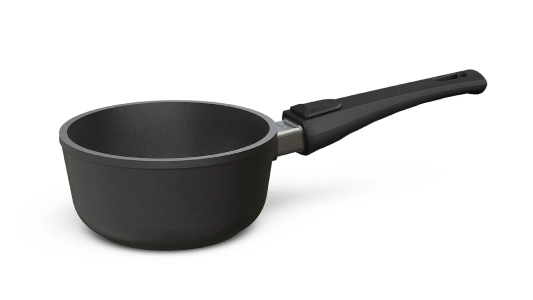 Der A9 Stieltopf mit 16 cm Durchmesser, optionalem Deckel und abnehmbarem Griff ist ideal für platzsparendes Kochen, einfaches Verstauen und vielseitigen Einsatz auf allen Herdarten.