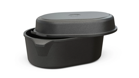 Der D2 Bräter 2-in-1 mit den Maßen 33 x 23 x 17 cm vereint Bräter und Deckel in einem funktionalen Design – ideal zum Schmoren, Braten und Servieren mit maximaler Vielseitigkeit.