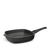 Die Viereckpfanne mit abnehmbarem Griff bietet Ihnen maximale Flexibilität und erleichtert die Aufbewahrung, während sie gleichzeitig perfekte Kochergebnisse liefert.