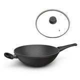 Die Hoffmann Wokpfanne W32AG mit abnehmbarem Griff und Deckel vereint Vielseitigkeit und Komfort für aromatisches Braten und schonendes Garen.