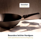 "Werbebild eines Woktopfes von Berndzehner, der den Topf in einer ansprechenden Küche zeigt, ideal für asiatische Gerichte."