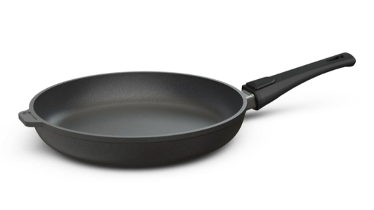 Die Bratpfanne mit abnehmbarem Griff kombiniert praktisches Design mit Flexibilität – ideal für platzsparendes Verstauen und vielseitiges Kochen.