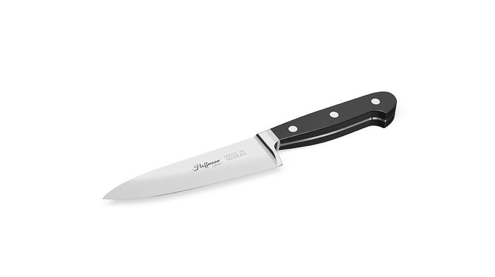 Das 16 cm Chefmesser bietet die Vorteile einer kompakten Klinge, die präzises Schneiden und hohe Manövrierfähigkeit ermöglicht, ideal für kleinere Zubereitungsarbeiten und feine Schneidetechniken.