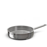 Die erstklassige Hochrandpfanne ohne Deckel überzeugt mit einem festen Griff und eignet sich ideal für vielseitiges Braten mit extra viel Platz.