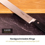 Das handgeschmiedete Brotmesser Made in Germany vereint traditionelle Schmiedekunst mit präziser Schneidleistung für perfekte Brotscheiben.