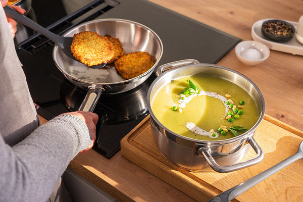 Kochen mit Edelstahl von HoffmannGermany garantiert Ihnen nicht nur eine gleichmäßige Wärmeverteilung, sondern auch eine langlebige und pflegeleichte Lösung für Ihre tägliche Küchenarbeit.