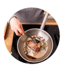 Kochen mit Edelstahl ermöglicht nicht nur eine einfache Reinigung, sondern auch perfektes Arrosieren von Gerichten, um gleichmäßige Garergebnisse zu erzielen.