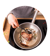 Kochen mit Edelstahl ermöglicht nicht nur eine einfache Reinigung, sondern auch perfektes Arrosieren von Gerichten, um gleichmäßige Garergebnisse zu erzielen.