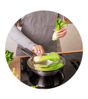 Kochen mit Edelstahl sorgt für eine hohe Beständigkeit gegenüber Korrosion und Kratzern, wodurch Ihre Küchenutensilien besonders langlebig und pflegeleicht bleiben.