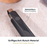 Die Küchenzange ist robust gefertigt und liegt dank ihres griffigen Designs sicher und komfortabel in der Hand – ideal für präzises Greifen und Wenden in der Küche.