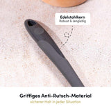 Die Pfannenschaufel ist robust verarbeitet und liegt dank ihres griffigen Designs sicher und komfortabel in der Hand – ideal für den täglichen Einsatz in der Küche.