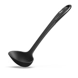 Die Schöpflöffel aus der HoffmannSelection zeichnen sich durch ihre robuste Verarbeitung und präzise Form aus, ideal für das Servieren von Suppen, Eintöpfen oder Soßen.