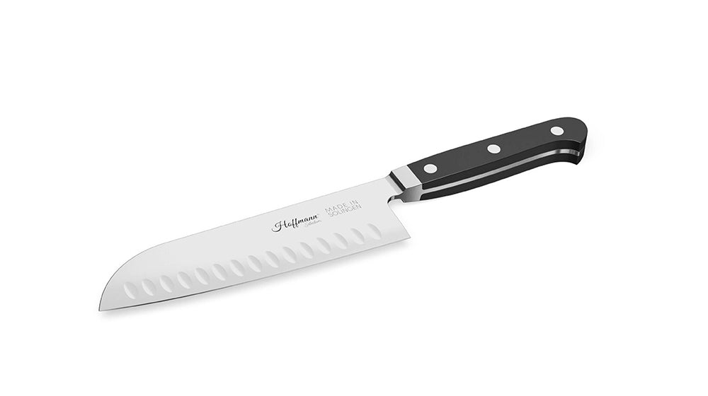 Die Vorteile eines hochwertigen Santokumessers liegen in seiner vielseitigen Klingenform, die sowohl für präzises Schneiden, Würfeln als auch für das Hacken von Gemüse, Fleisch und Fisch ideal geeignet ist.