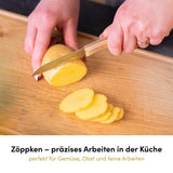 Das Zöppken mit Buchenholzgriff liegt ergonomisch in der Hand und ermöglicht besonders präzises Arbeiten bei feinen Schneidaufgaben.