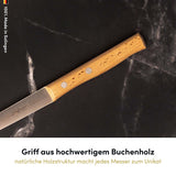 Das Zöppken mit Buchenholzgriff begeistert durch seine natürliche Struktur, die jedes Messer zu einem stilvollen Unikat macht.