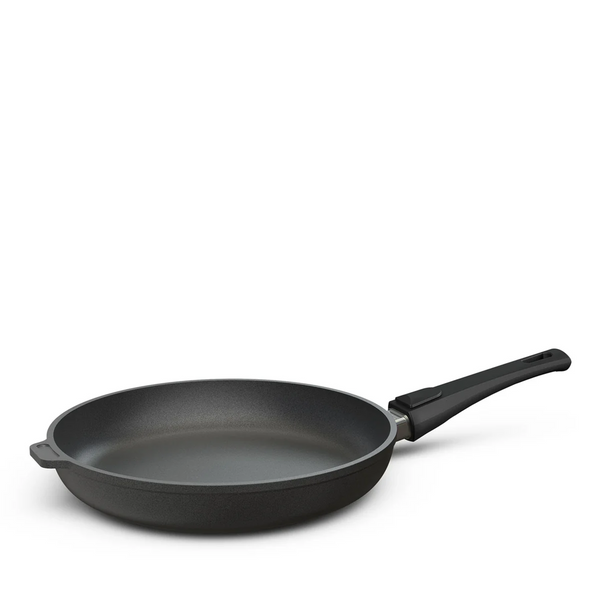 Die Bratpfanne mit abnehmbarem Griff bietet Ihnen sowohl Komfort beim Kochen als auch eine platzsparende Aufbewahrung, ohne Kompromisse bei der Leistung einzugehen.
