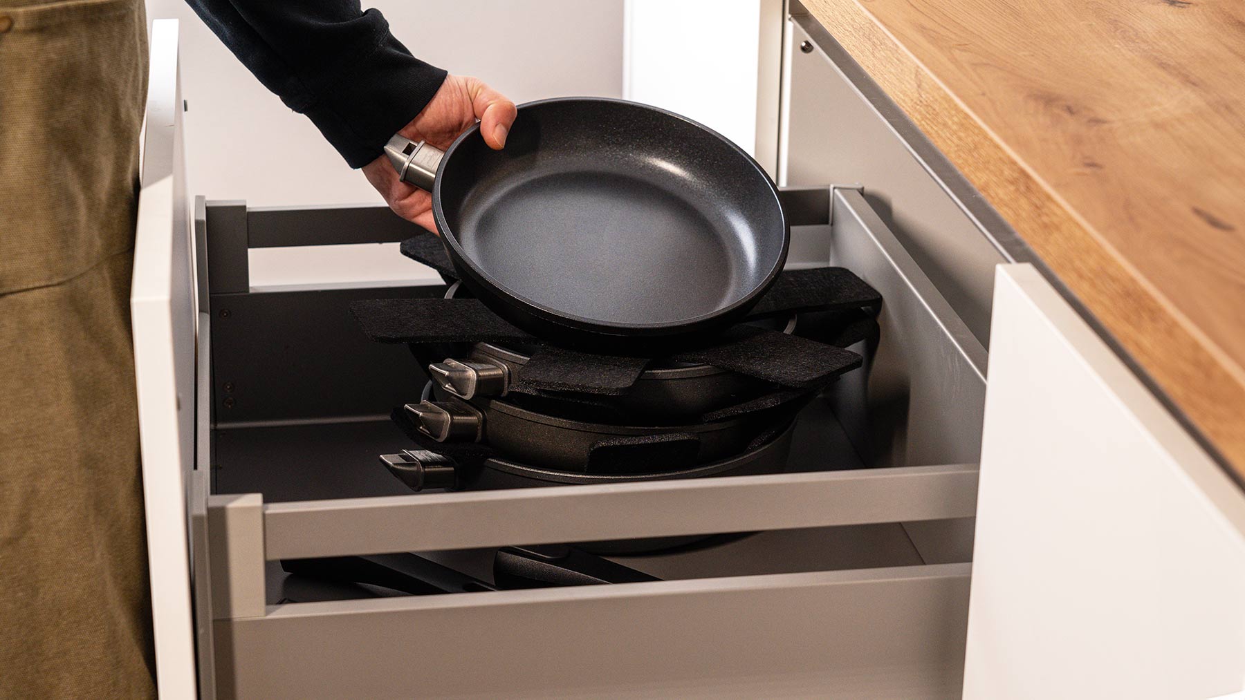 Hoffmann Pfannen mit abnehmbaren Stiel und Pfannenschonern